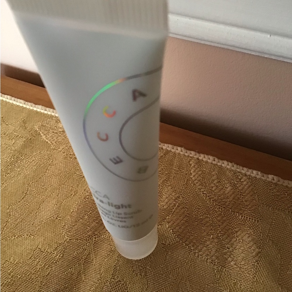 Becca Hydra-light Lip Scrub